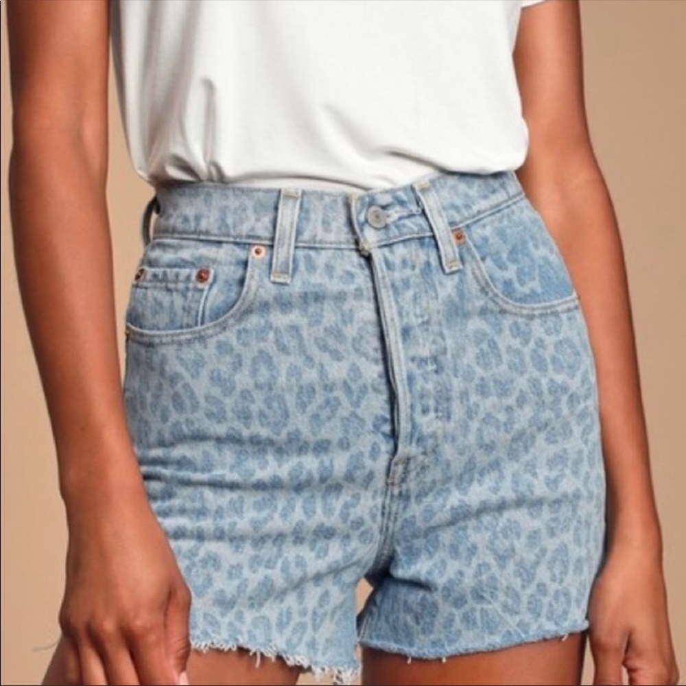 LEVIS PREMIUM RIBCAGE LIGHT WASH LEOPARD DENIM PRINT HI RISE CUTOFF HORT SIZE 24
